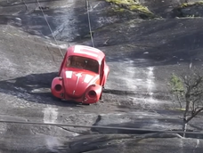 Colgaron la carrocería de un Escarabajo en un acantilado en Canadá&nbsp;