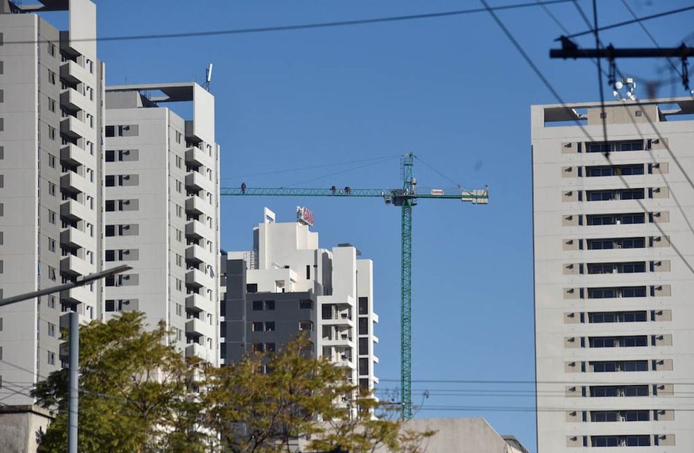 Derogaron una ley que prohibía trabajos “insalubres” para mujeres como manejar grúas