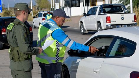 Los Andes | Refuerzan los controles viales en rutas argentinas: más de 180.000 vehículos fueron fiscalizados en lo que va del verano.Foto: Orlando Pelichotti