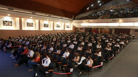 Los Andes | Divididos en dos grupos, los casi 160 egresados del CUC tuvieron su acto de fin de ciclo en el Teatro Plaza; tras la no autorización de colaciones presenciales por parte de la UNCuyo. Foto: Gentileza.