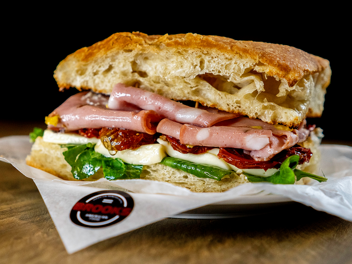Sheraton Mendoza Hotel expande su propuesta gastronómica con el lanzamiento de BROOKS, su nueva marca de delivery de American Food