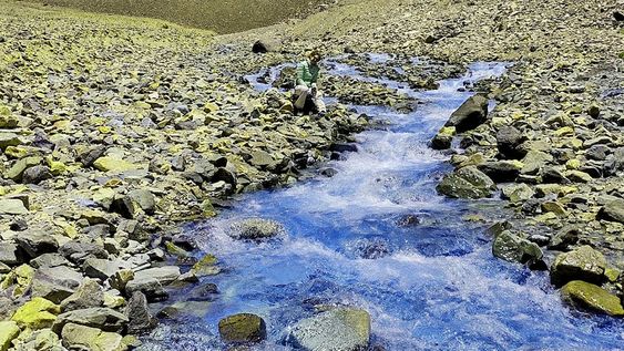 El Arroyo Turquesa es una curiosidad de los andes sanjuaninos, un lugar de belleza natural sugestiva y atípica que surge del deshielo del glaciar Caballito, en las alturas del imponente Cerro Mercedario. Foto: Sec. de Turismo de San Juan.