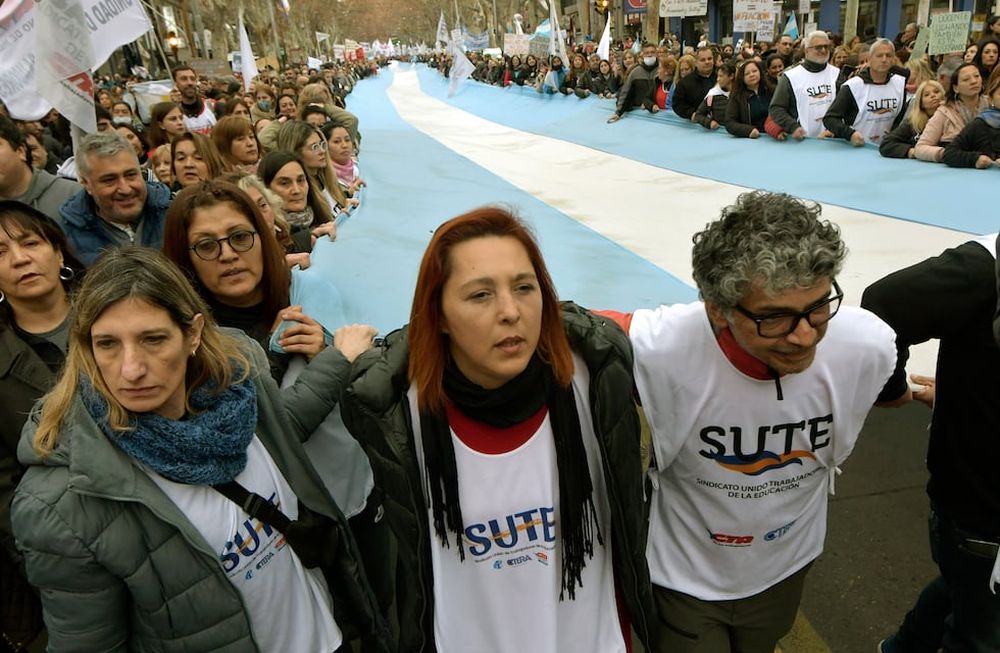 La protesta convocó a trabajadores de la salud, de la educación, bancarios y de la administración pública, por las calles céntricas, en reclamo de mejoras salariales.Muchos sindicatos y gremios exigen mejoras en las paritariasFoto: Orlando Pelichotti / Los Andes