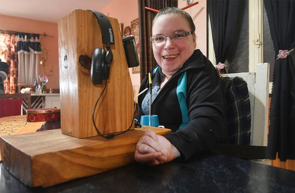 Jorgelina trabaja en la Legislatura desde su casa. Está esperanzada en que la medicina y la tecnología le den autonomía. Foto: José Gutiérrez / Los Andes