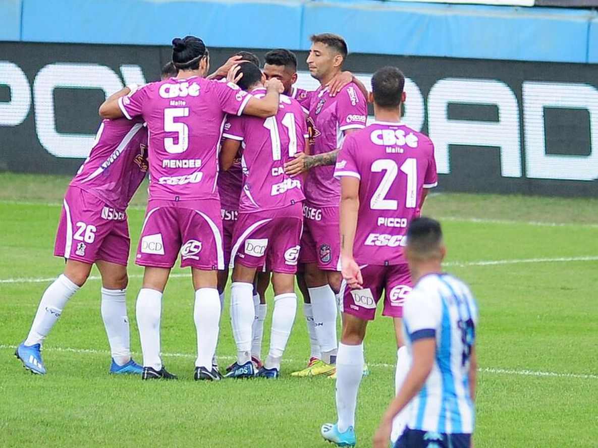 Festejo de Arsenal en el triunfo ante Racing Club en Sarandí. (Fotobaires)