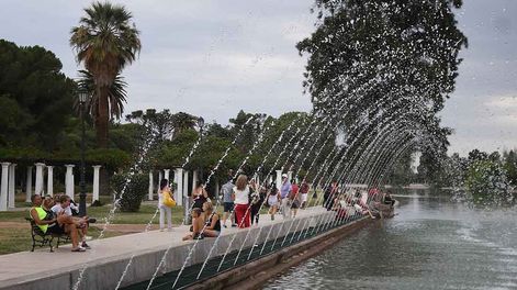 Los Andes | Ola de calor en la provincia de Mendoza con temperaturas muy altas.La gente se refresca a la orilla del lago del parque General San Martin.Foto: José Gutierrez