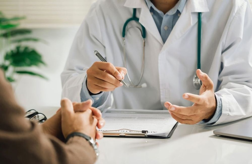 La medicina integrativa y consciente es una corriente de la salud que combina prácticas de la medicina tradicional con terapias alternativas y complementarias, todo en un enfoque holístico.