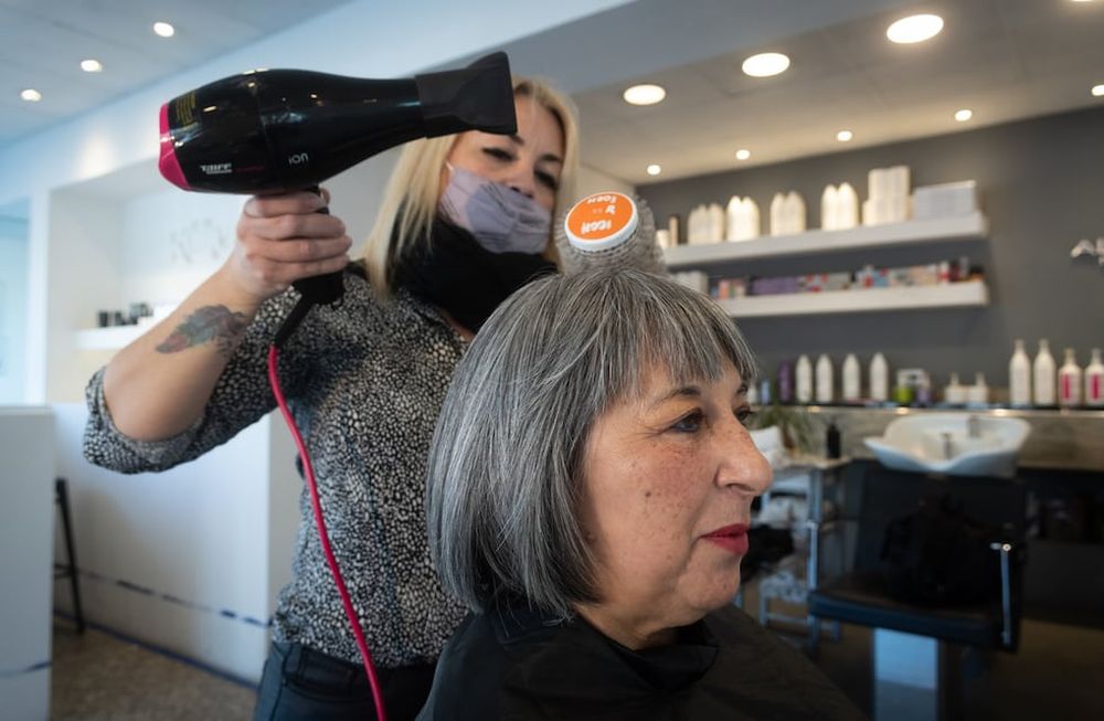 Las canas o pelo cano es una tendencia que tomó mucha fuerza durante la pandemia y este año. Cada vez más mujeres se suman a lucir su pelo al natural. - Ignacio Blanco / Los Andes