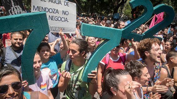 La Legislatura Provincial, en sesiones de Senadores y después de Diputados, lograron la derogación de la Ley 9209, regresando a la Ley 7722 protectora del agua en Mendoza , donde prohíbo la explotación de la minería con el uso de químicos tóxicos. Foto: Orlando Pelichotti / Los Andes
