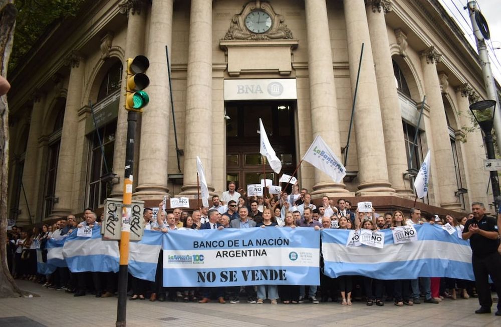 El abrazo que se hizo en la sucursal de 9 de Julio y Necochea de Ciudad para evitar la privatización.