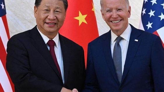 Xi Jinping y Joe Biden, presidentes de China y EE.UU. respectivamente, sonriendo para las cámaras en su primer encuentro presencial como mandatarios en Bali, previo a la cumbre del G20.