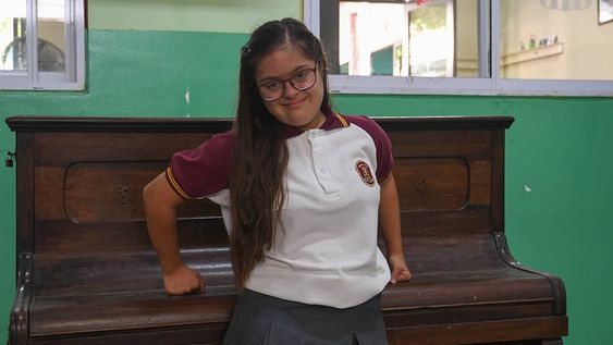 21 de marzo día internacional del Síndrome de Down. Giuliana de 14 años cursa el 2° año del secundario en el Instituto Padre Vázquez de Maipú. Foto: Marcelo Rolland / Los Andes