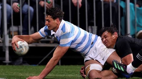 El mendocino Juan Martín González apoya el try argentino en Nueva Zelanda para el triunfazo de Los Pumas. / AP