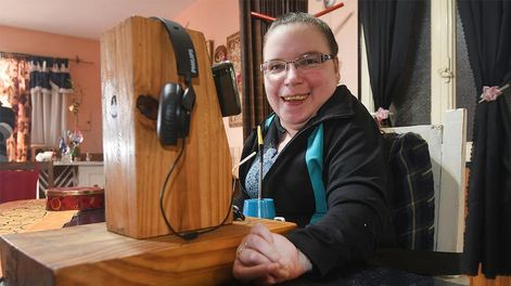 Los Andes | Jorgelina trabaja en la Legislatura desde su casa. Está esperanzada en que la medicina y la tecnología le den autonomía. Foto: José Gutiérrez / Los Andes