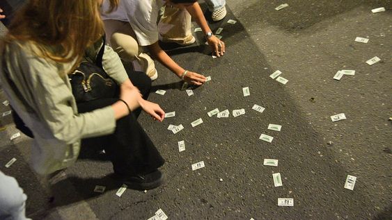 Los simpatizantes de Javier Milei se pusieron a limpiar tras los festejos. Foto: Pedro Castillo