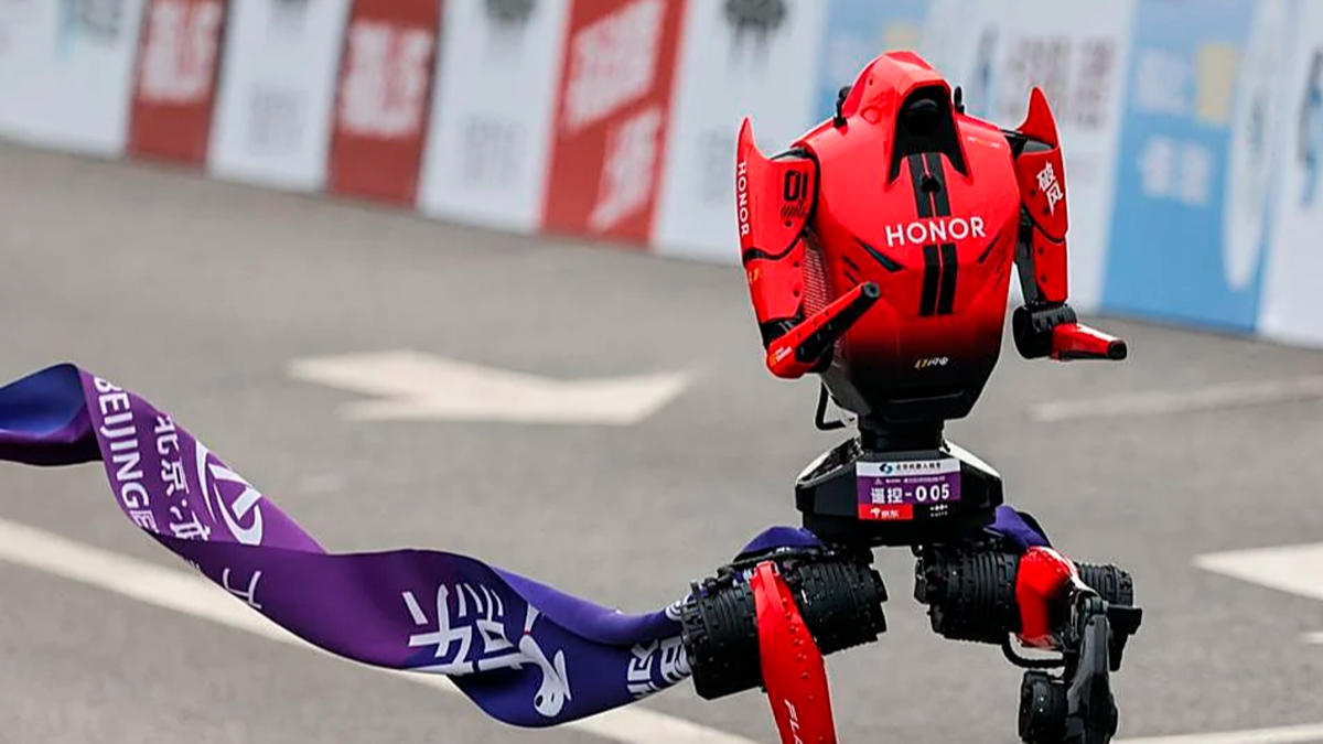 China: a pesar de caerse cerca de la meta, un robot superó la marca humana en una media maratón