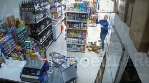 “Te rompo todo”: se cansó de que un almacén pusiera la música “al palo” y destrozó todas las góndolas en un ataque de furia. / Foto: captura de video