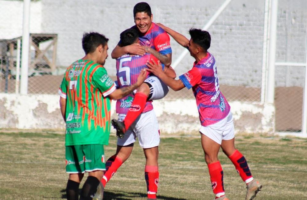 Festejo toponero. Reyes, Cataldo y Murillo festejan el 2-0 de Rodeo. Hidalgo se lamenta.