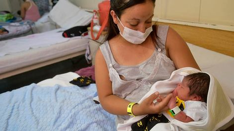 Los Andes | Primer bebé del año 2021 en Mendoza. Guardia del Hospital Laggomaggiore,  el primer niño en nacer se llama Aaron. Su madre Daiana Gonzalez (26). Foto: Orlando Pelichotti / Los Andes