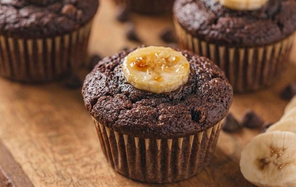 La receta es simple y permite disfrutar de 12 muffins de banana y chocolate.