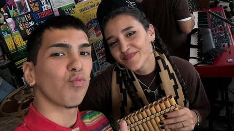 Tamara Meschller la vilinista del Tiny Desk de Milo J y el objeto que dejó por error.