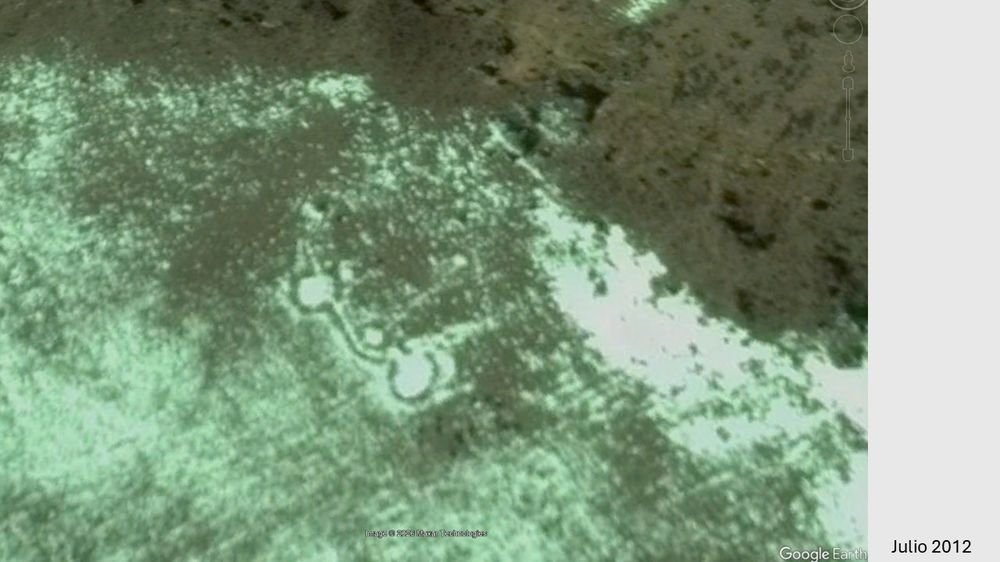 La imagen satelital de 2012, con nieve a su alrededor, hace más evidente la estructura vista desde el espacio.