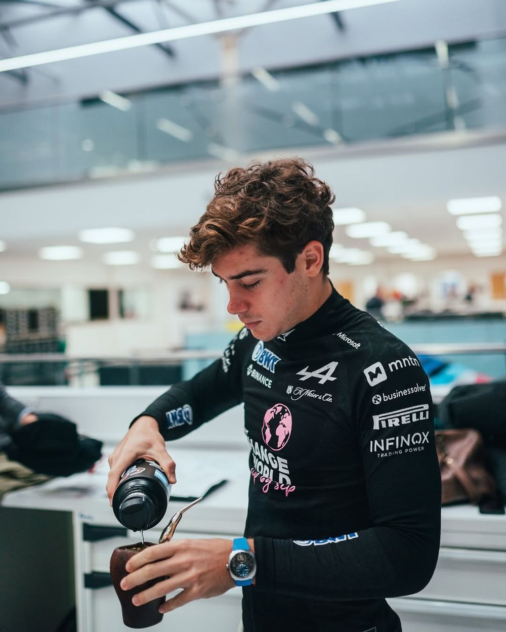 Franco Colapinto tomando mate en el garaje de Alpine