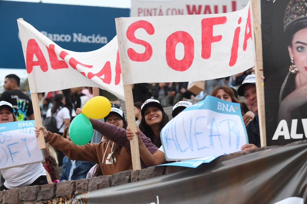 Desde temprano las gradas del teatro griego Frank Romero Day se empezaron a llenar de color y fervor con las hinchadas de cada reina departamental.