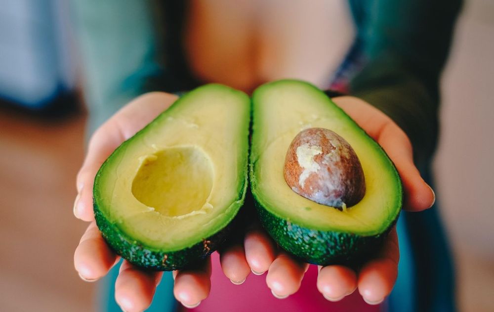 La palta posee muchas propiedades que ayudan a retrasar el envejecimiento. - Imagen de archivo 