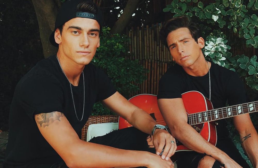 La dupla se conoció en el rodaje de Aliados, comenzaron su proyecto musical en 2017 y hoy recaudan más de 2 millones de suscriptores en su canal.