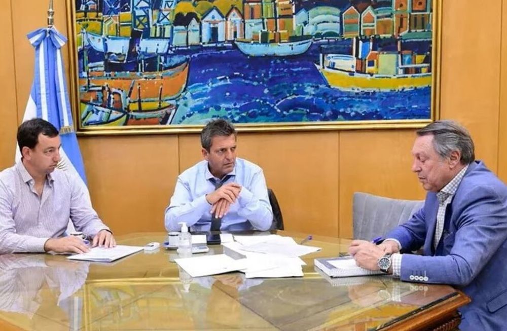 Sergio Massa se reunió esta tarde con el subsecretario de Energía Eléctrica, Santiago Yanotti, y el Secretario Legal y Administrativo del Ministerio de Economía, Ricardo Casal.