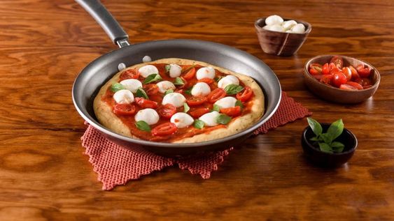 La pizza en sartén sin gluten es una receta práctica, rápida y adaptable que demuestra que la cocina saludable también puede ser sabrosa. La pizza en sartén sin gluten es una receta práctica, rápida y adaptable que demuestra que la cocina saludable también puede ser sabrosa.