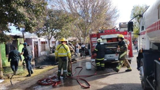 Gracias al rápido desempeño de los bomberos de la zona se evitó que el fuego se propagara hacia las viviendas que se encuentran próximas al lugar. Foto: Gentileza