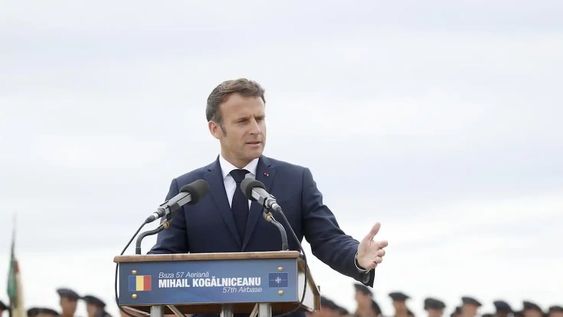 Emmanuel Macron, presidente de Francia, ante soldados franceses desplegados en la Base Aérea Mihail Kogalniceanu de la OTAN en Rumanía.