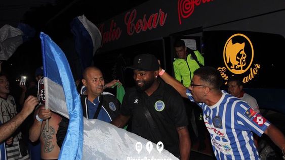 Así fue el recibimiento de los hinchas tombinos al plantel en Lima