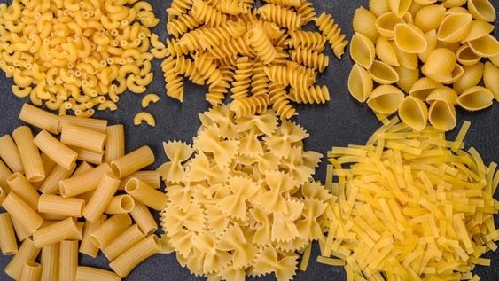 Comer fideos secos es un experimento raro en la alimentación y puede generar riesgos a corto plazo.