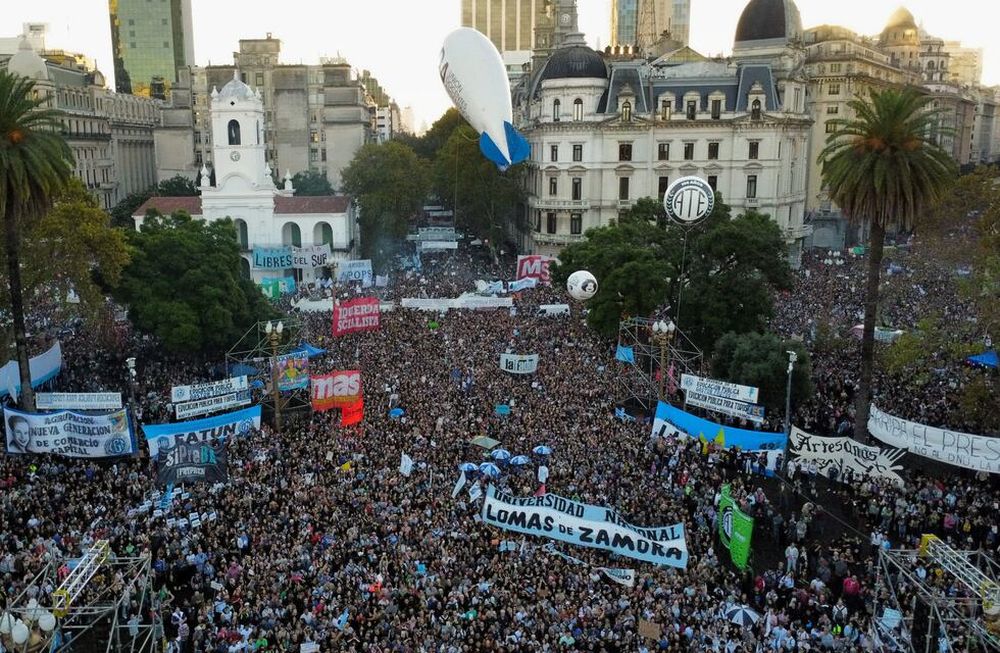 Una imagen de dron muestra a estudiantes universitarios, sindicatos y grupos sociales reunidos frente a la casa de gobierno Casa Rosada para protestar contra los recortes de motosierra del presidente Javier Milei en la educación pública. Foto NA: REUTERS/Agustin Marcarian