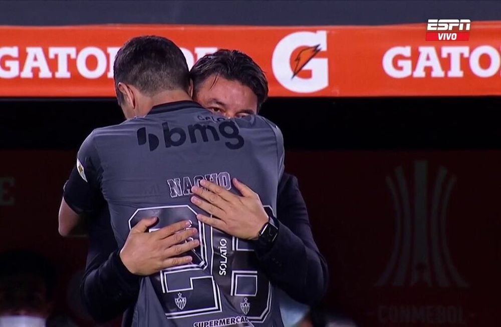 El mediocampista saludó con mucho afectó al Muñeco, su ex entrenador, antes del arranque entre River y Atlético Mineiro por los cuartos de final de la Copa Libertadores. / Gentileza.