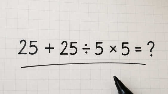 la ecuacion 25 + 25 ÷ 5 × 5 parece facil a primera vista, pero pocos logran resolverla