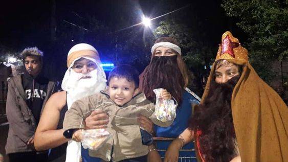 Paola, Romina y Rosa; las Reinas Magas que llevan alegría, ilusión y regalos a los niños del barrio San Martín cada 5 de enero a la noche.