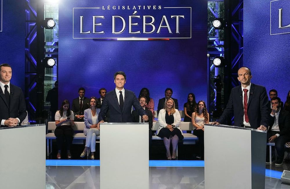 De izquierda a derecha, el presidente del partido francés de extrema derecha Agrupación Nacional, Jordan Bardella, el primer ministro francés, Gabriel Attal, y el miembro del partido de extrema izquierda La Francia Insumisa, Manuel Bompard, posan antes de un debate transmitido en el canal de televisión TF1
