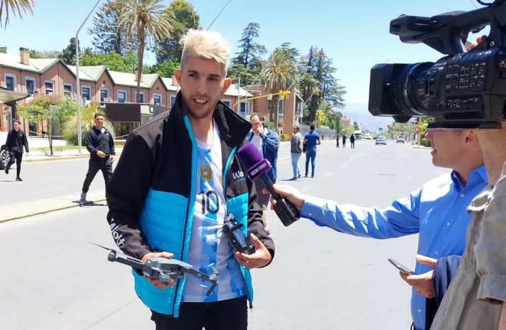 Cristian Solera, un fanático argentino que vive en Dinamarca, perdió un trabajo, pero no sueña con una firma de Messi. / Marcelo Rolland (Los Andes).