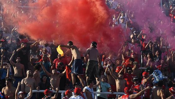 Los hinchas de Independiente, con camisetas, banderas y hasta bengalas en el Malvinas ante el Tomba. / José Gutiérrez