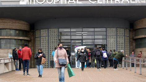 Los Andes | En el Hospital Central se registraron algunas demoras en la atención y se suspendieron algunas cirugías, debido a la adhesión a la medida de fuerza de los profesionales de la salud.Foto: Orlando Pelichotti / Los Andes
