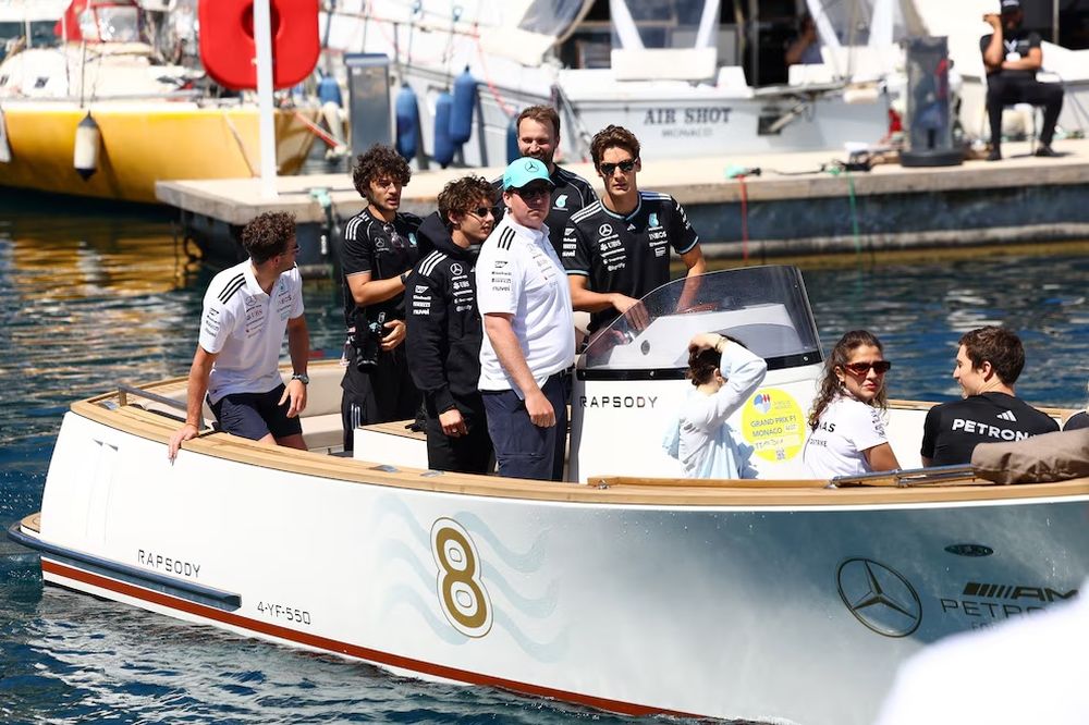 Así llegaban los integrantes del team Mercedes Benz al paddok en Mónaco.