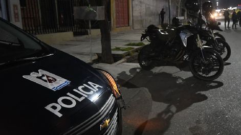 El hecho ocurrió en Maipú, cerca de las 4 de la mañana de hoy, cuando ingresó un llamado al 911 alertando sobre la presencia de un sospechoso en la calle Ozamis Sur. Imagen ilustrativa.