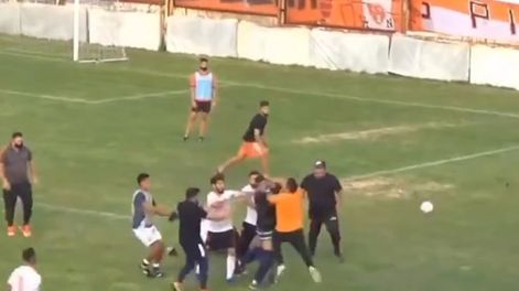 Batalla campal entre jugadores de Berazategui y San Martín de Burzaco. / Captura.