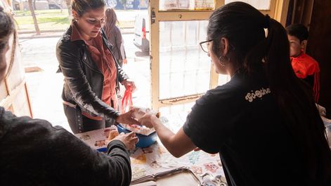 Los Andes | Comedor Santa FaustinaEl comedor en uno de los primeros en vincularse con el Banco de Alimentos hace 20 años, en la unión vecinal del barrio Covipa en Dorrego dan raciones de comida para 150 chicos Foto: Ignacio Blanco / Los Andes