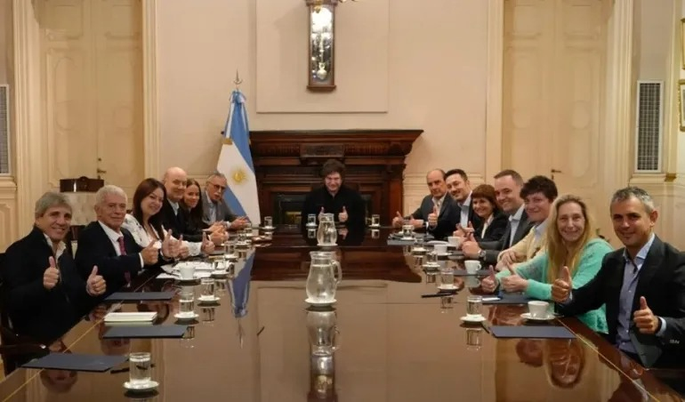 El presidente convocó a todo su gabinete tras la dura derrota sufrida ayer en las elecciones legislativas de Buenos Aires.