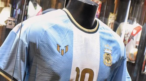 Lionel Messi le regaló a River Plate la camiseta de su despedida de la Selección argentina, firmada con una dedicatoria especial para los hinchas del Millonario.